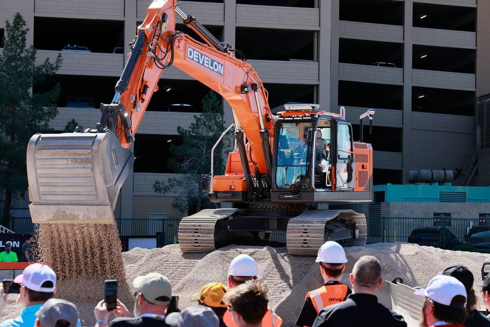 HD현대사이트솔루션, 무인 자율 굴착기 첫 인도 post image