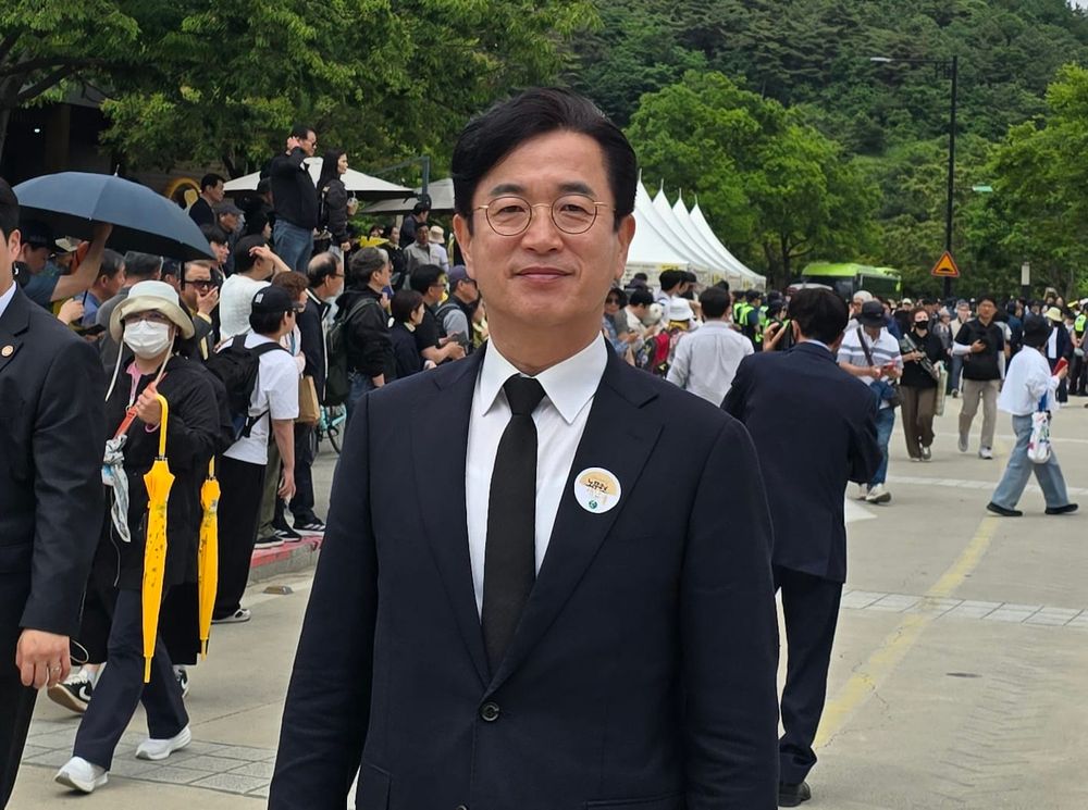 허태정, “당신이 걷던 길 이제 우리가 걷겠습니다”... 정치적 스승 故 노무현 대통령 서거 17주기 추도식 찾아 ‘필승 다짐’ post image