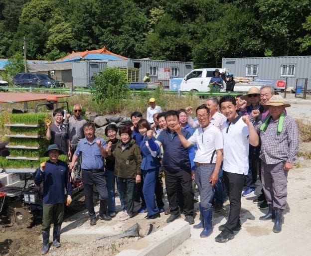 정성으로 심은 희망, 부여읍 ‘행복나눔 모내기’ 구슬땀 post image