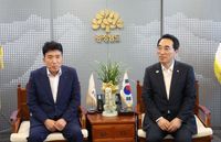 하나금융그룹 함영주 회장, 2027논산세계딸기산업엑스포 민간위원장 위촉 post image