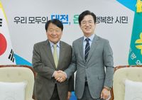 허태정 대전시장-염홍철 조직위원장 “2027 충청 U대회 성공 개최 힘 모은다” post image