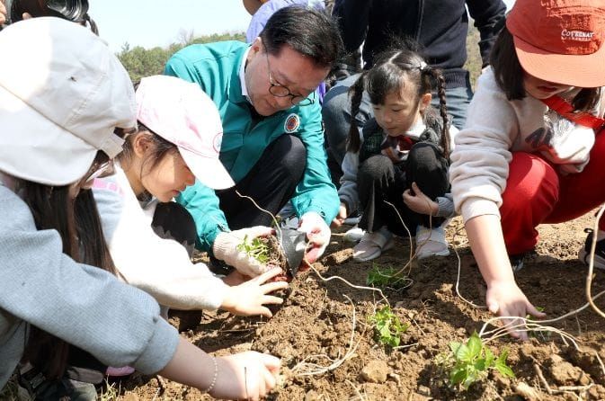 대전시의회 조원휘 의장 “나무 한 그루가 대전의 미래” post image