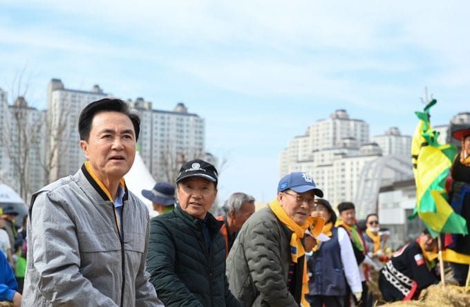 충남도 ‘대화합의 끈’ 맞잡고 건강·행복 기원 post image