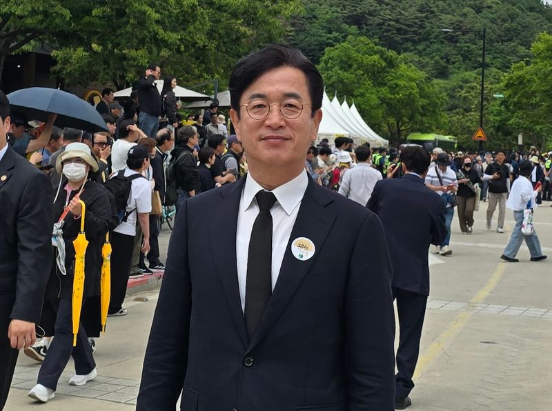 허태정, “당신이 걷던 길 이제 우리가 걷겠습니다”... 정치적 스승 故 노무현 대통령 서거 17주기 추도식 찾아 ‘필승 다짐’ post image