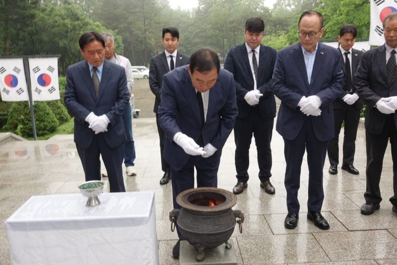 최민호 후보, 충령탑 참배로 공식 선거운동 돌입... “세종의 미래 완성, 반드시 해내겠습니다” post image