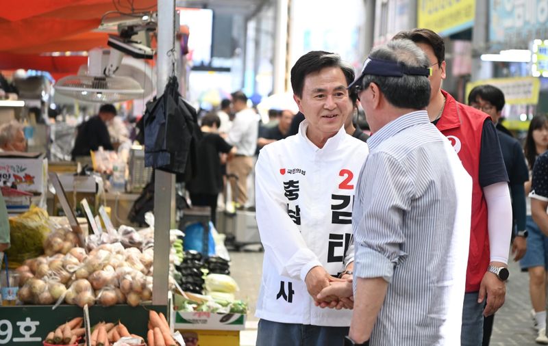 김태흠 후보, 천안중앙시장서 상인·시민 만나 지지세 결집 … 투자유치 50조·국비 12조 시대 열었다”, 충남 발전 성과 강조하며 재신임 호소 post image