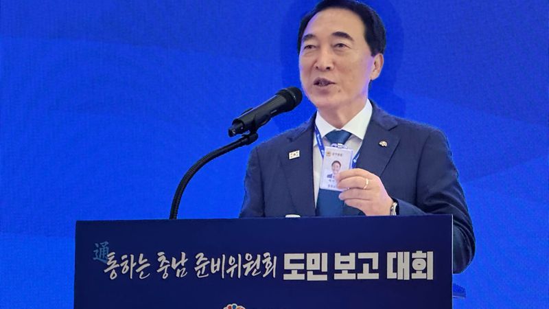공무원증 목에 건 박수현 도지사, "쇼도 계속되면 진심!" post image