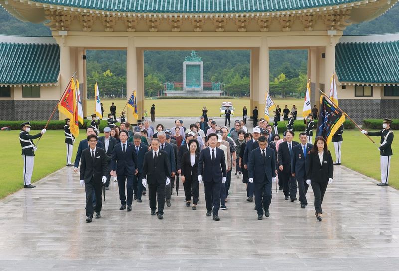허태정 대전시장, 광복의 뜻 되새기며 현충원 참배 post image