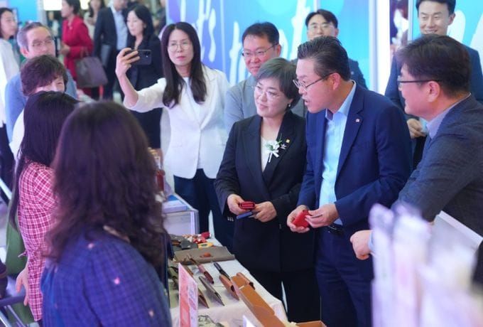 충남 여성기업 우수제품 한자리에… 천안시청 로비서 박람회 열려 post image