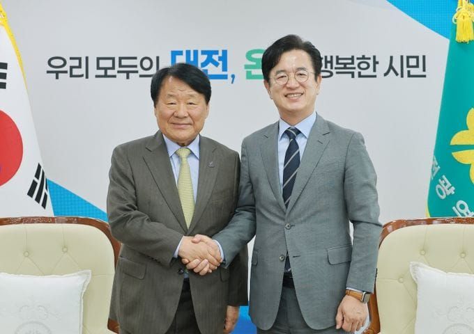 허태정 대전시장-염홍철 조직위원장 “2027 충청 U대회 성공 개최 힘 모은다” post image