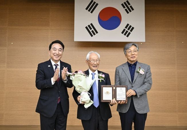 충남도 30년간 이어진 나눔실천…만희복지재단, 도에 1억원 전달 post image