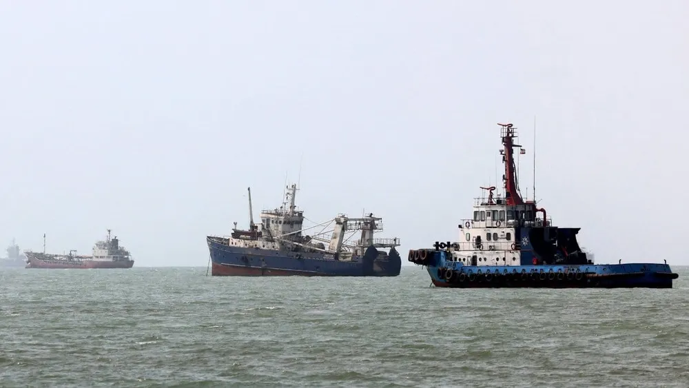 Irán ataca dos buques de ADNOC en Ormuz y frena el tráfico marítimo