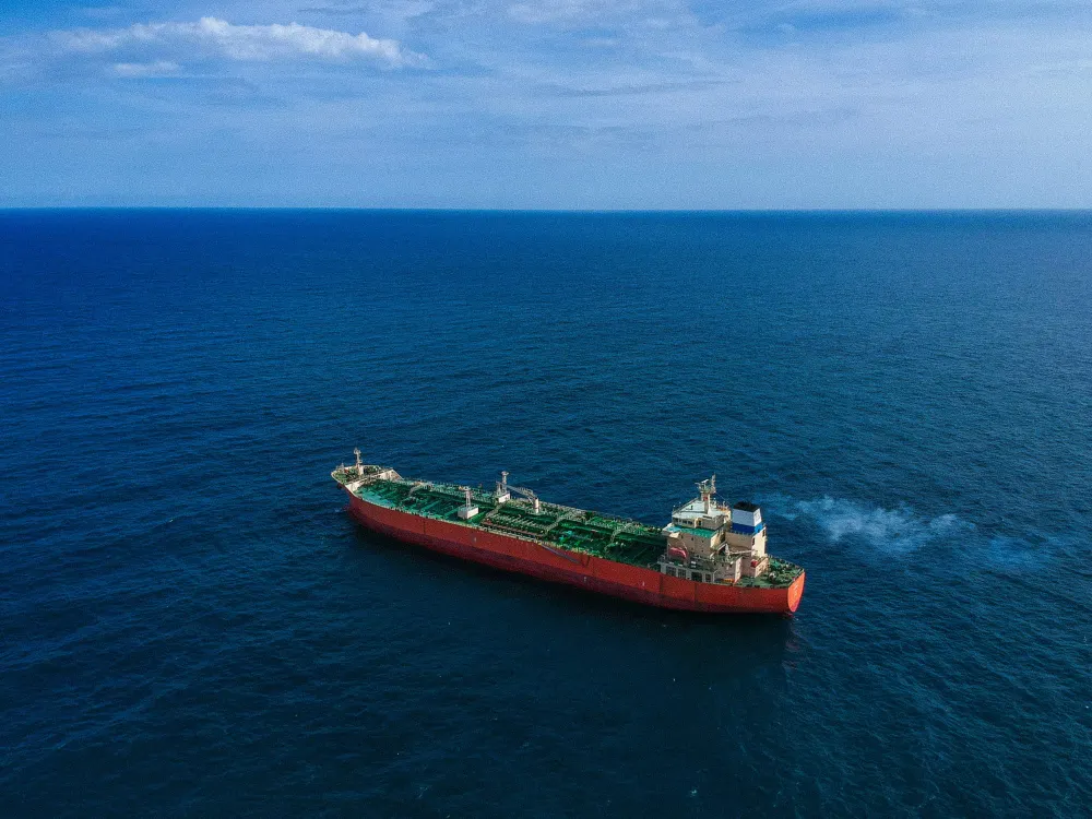 Irán ataca dos buques de ADNOC en Ormuz y frena el tráfico marítimo