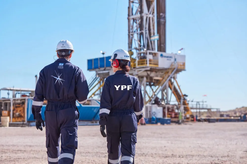 Rally del petróleo por encima de los $100 impulsa acciones de YPF y Vista