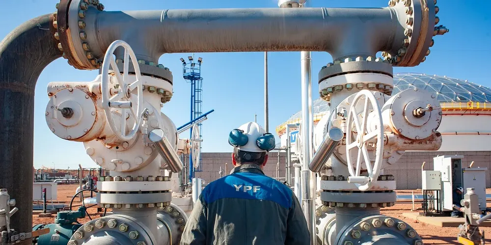 YPF aplica un ajuste del 1% en los combustibles desde este sábado impulsada por la escalada internacional del petróleo