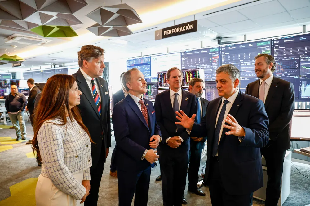 YPF recibe a diplomáticos de EE. UU. para impulsar el financiamiento de Argentina LNG