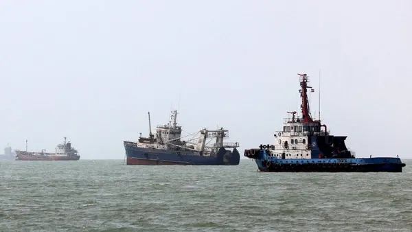 Irán ataca dos buques de ADNOC en Ormuz y frena el tráfico marítimo