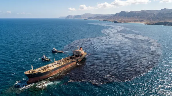 Un petrolero de la 'flota fantasma' rusa encalla en Omán y provoca un derrame de petróleo en el mar Arábigo
