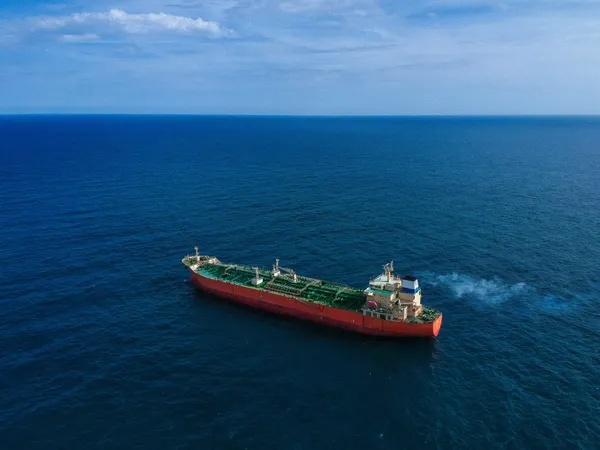 Irán ataca dos buques de ADNOC en Ormuz y frena el tráfico marítimo