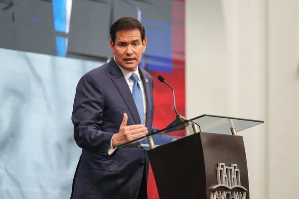 Marco Rubio señala que el ataque hutí a un oleoducto saudí presiona al alza los precios del petróleo