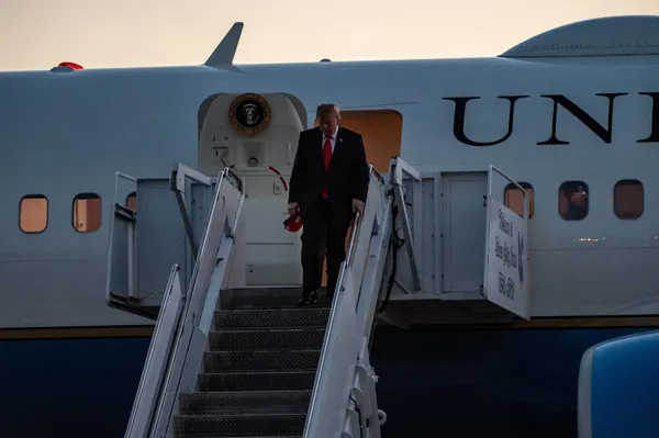 Trump prepara un plan para flexibilizar las normas sobre emisiones de metano y aliviar costos en la industria petrolera de EE. UU.