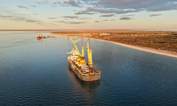 Arriban a Río Negro las dos monoboyas de YPF para la terminal de Punta Colorada del Oleoducto Vaca Muerta Sur