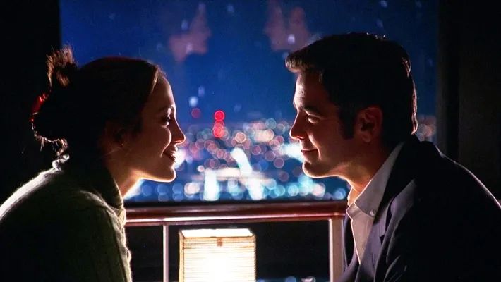 Jennifer Lopez and George Clooney enjoy a moment in Steven Soderbergh's OUT OF SIGHT.