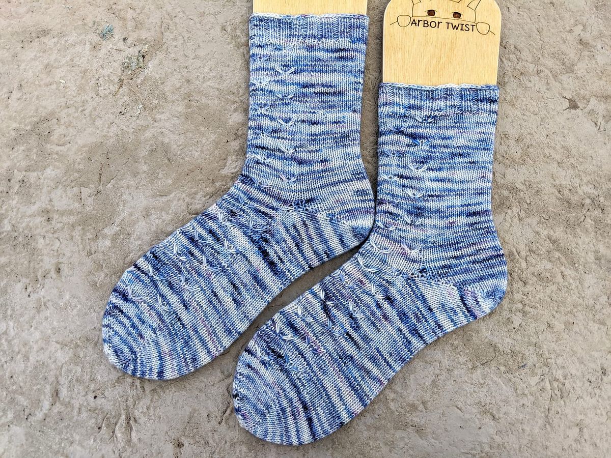Simple Flock Socks: Free toe-up sock knitting pattern with a short-row heel