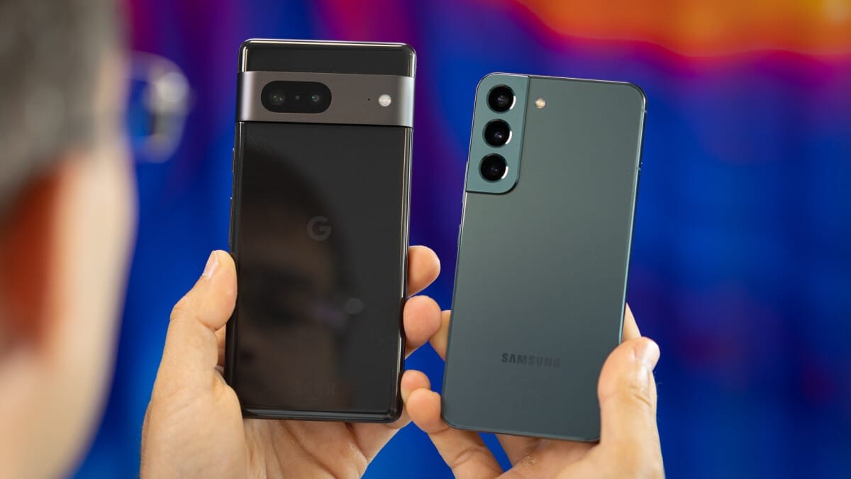 Google Pixel 7 vs Samsung Galaxy S22: pequenos por fora, grandes por dentro