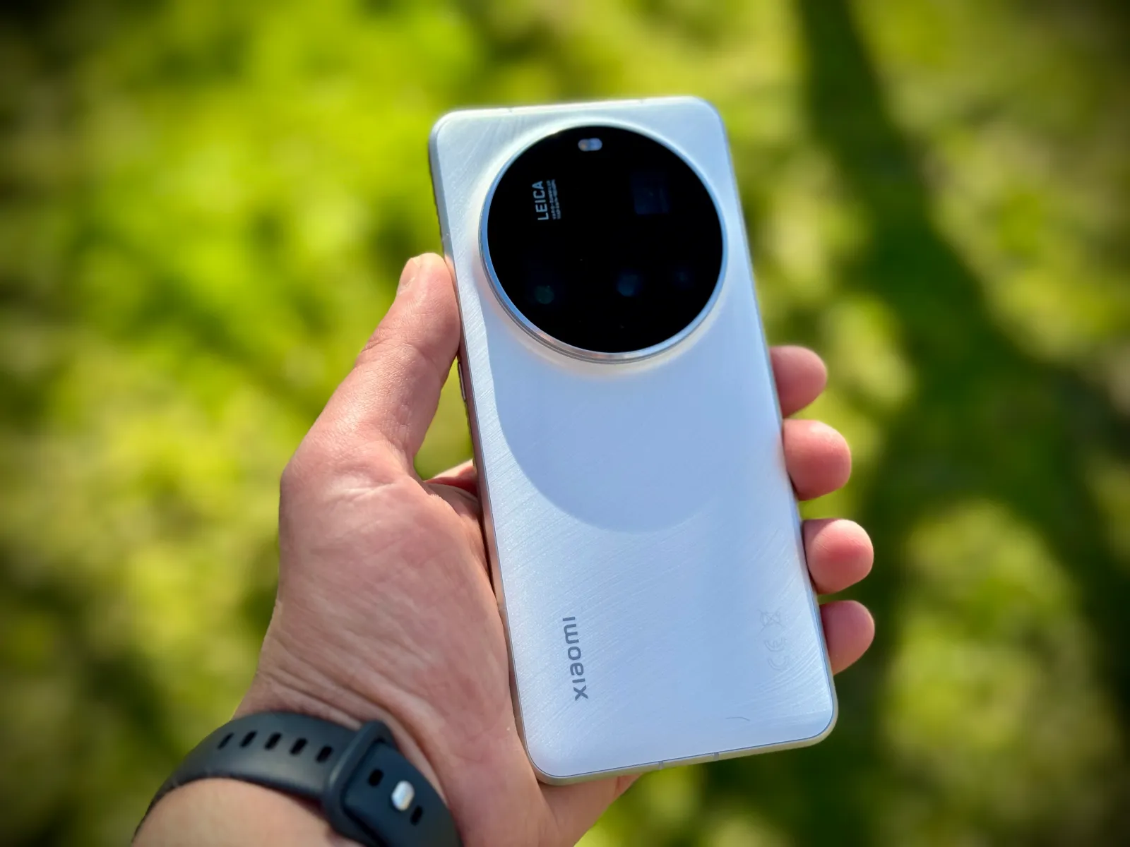 Xiaomi 15 Ultra na cor branca.