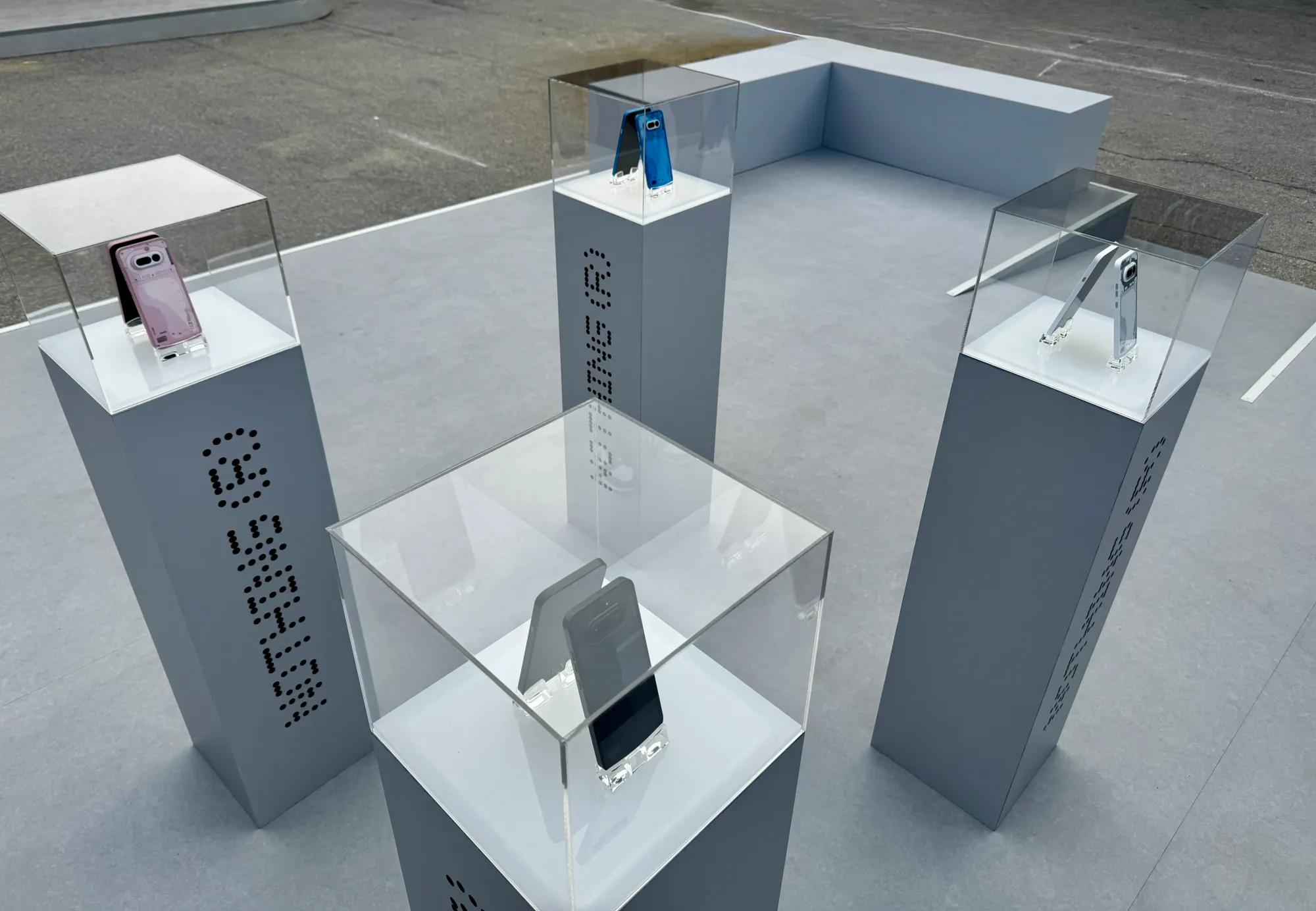 Nothing Phone 4(a) nas cores&nbsp;preto, branco, azul e rosa.