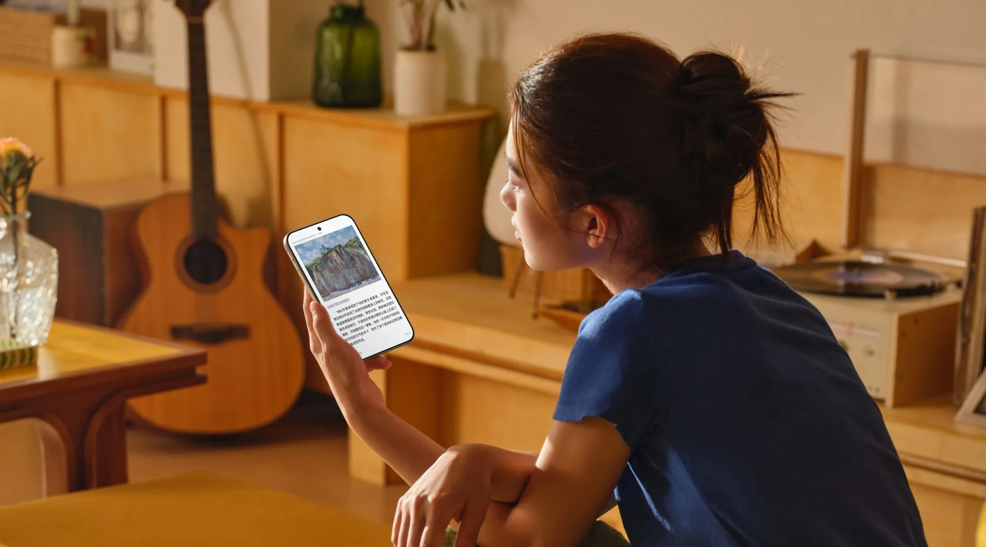 Uma mulher jovem a segurar o Huawei Puxa X View.