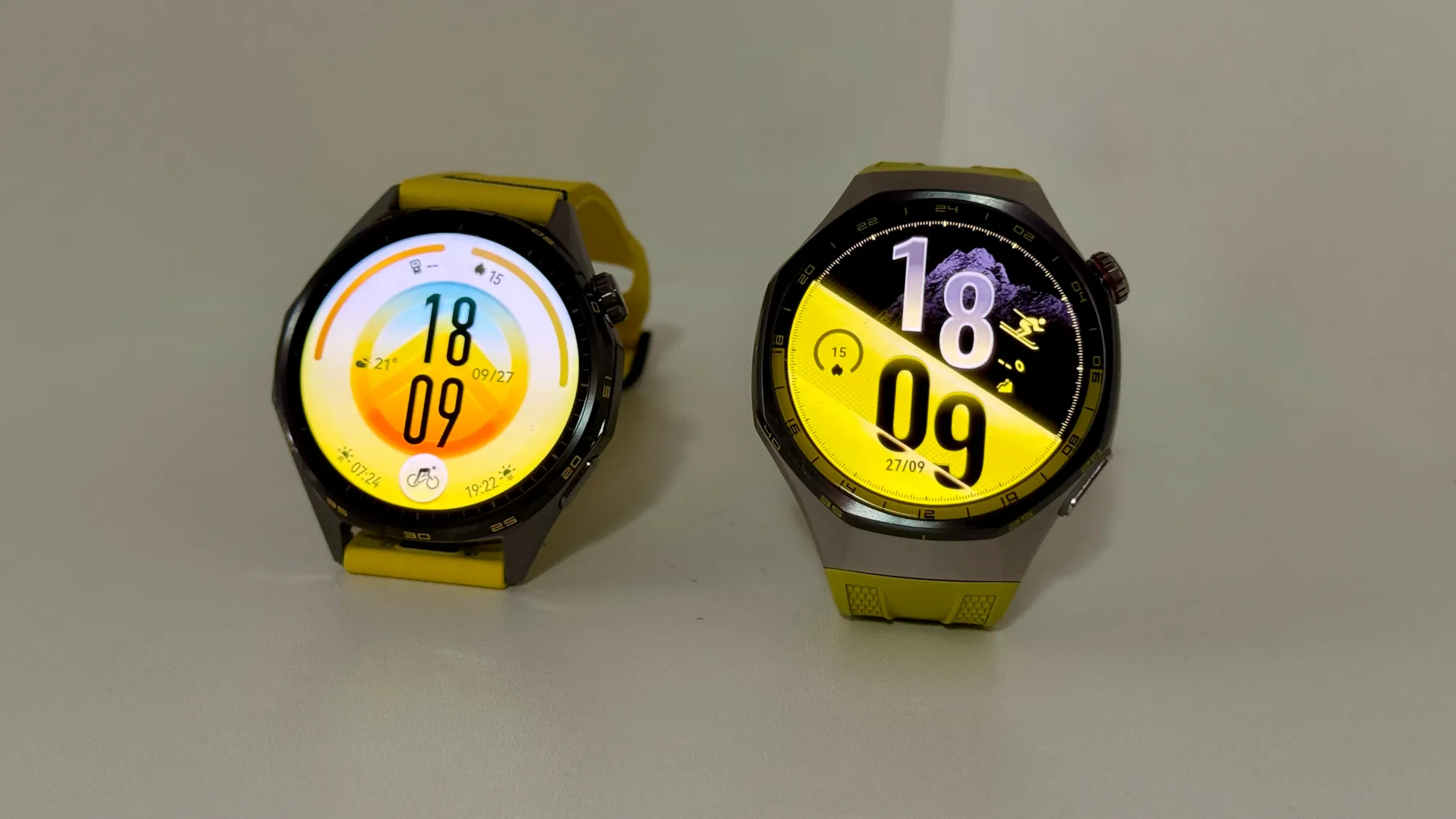 À esquerda: Huawei Watch GT 7. À direita: Huawei Watch GT 7 Pro.