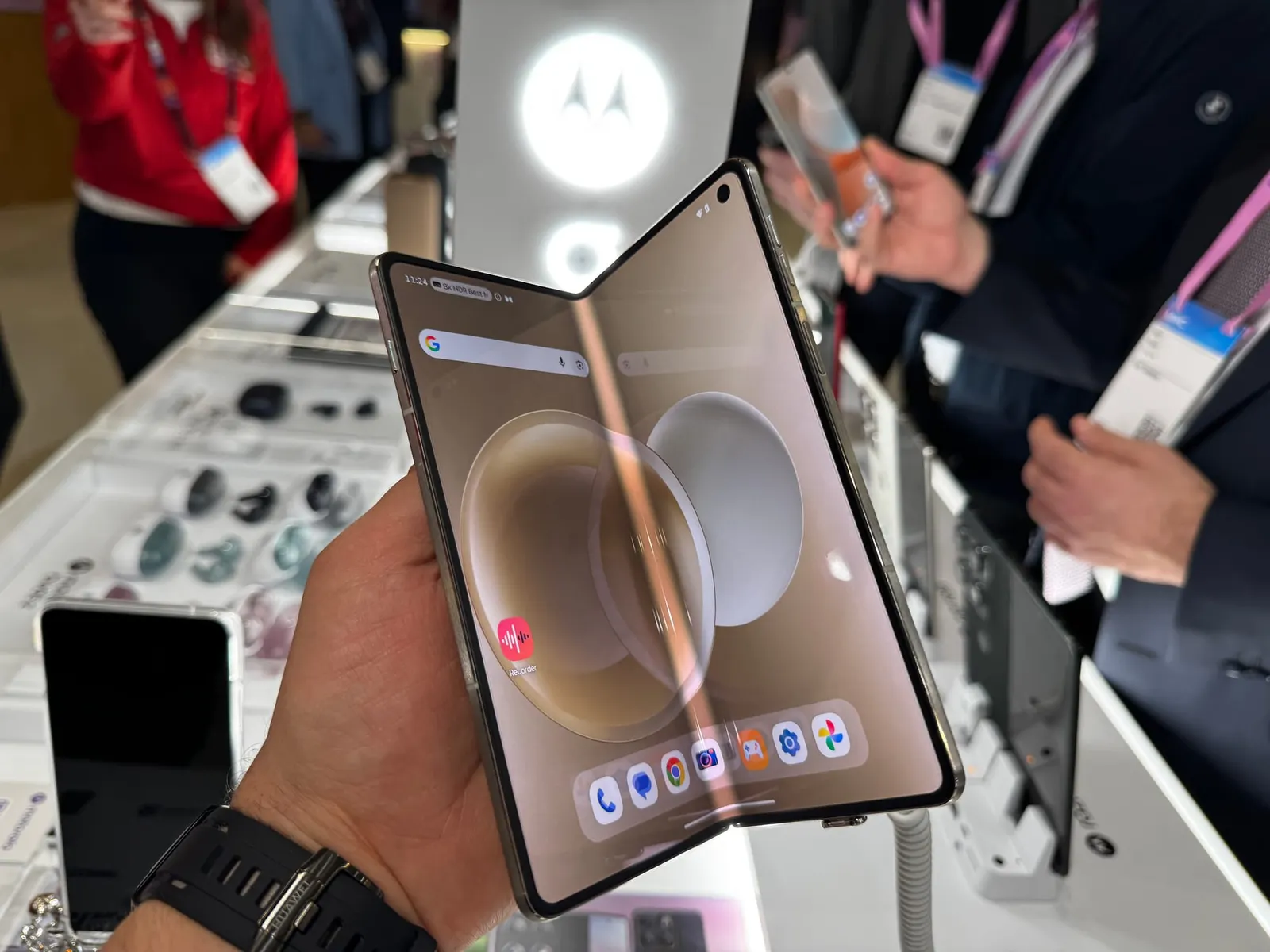 MWC 2026: Motorola Razr Fold é o primeiro dobrável “livro” da marca
