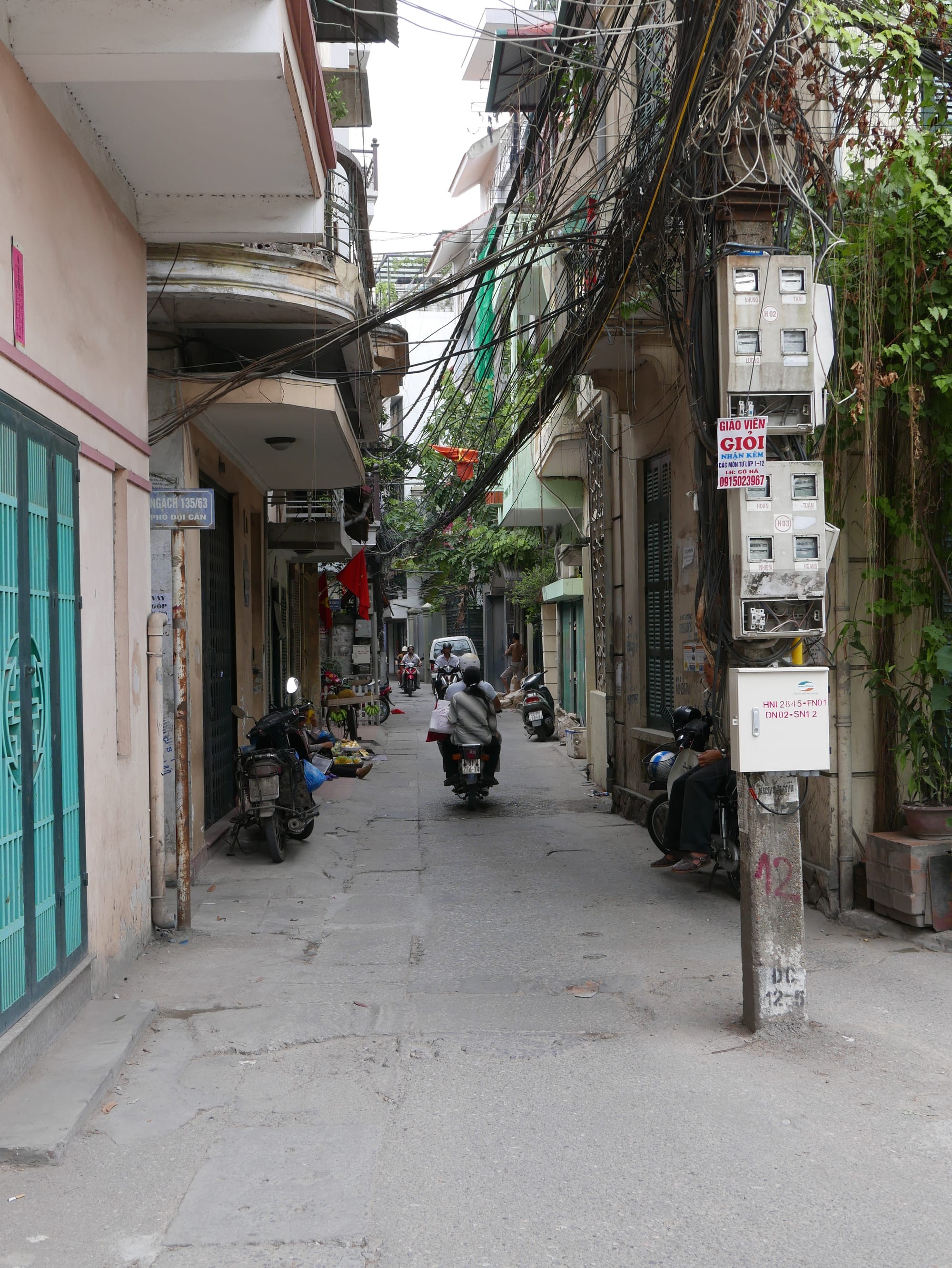 Photo by Author — walking to Hồ Hữu Tiệp (B-52 Lake), ngõ 55 Hoàng Hoa Thám, Quận Ba Đình, Thành Phố Hà Nội, Hanoi, Vietnam