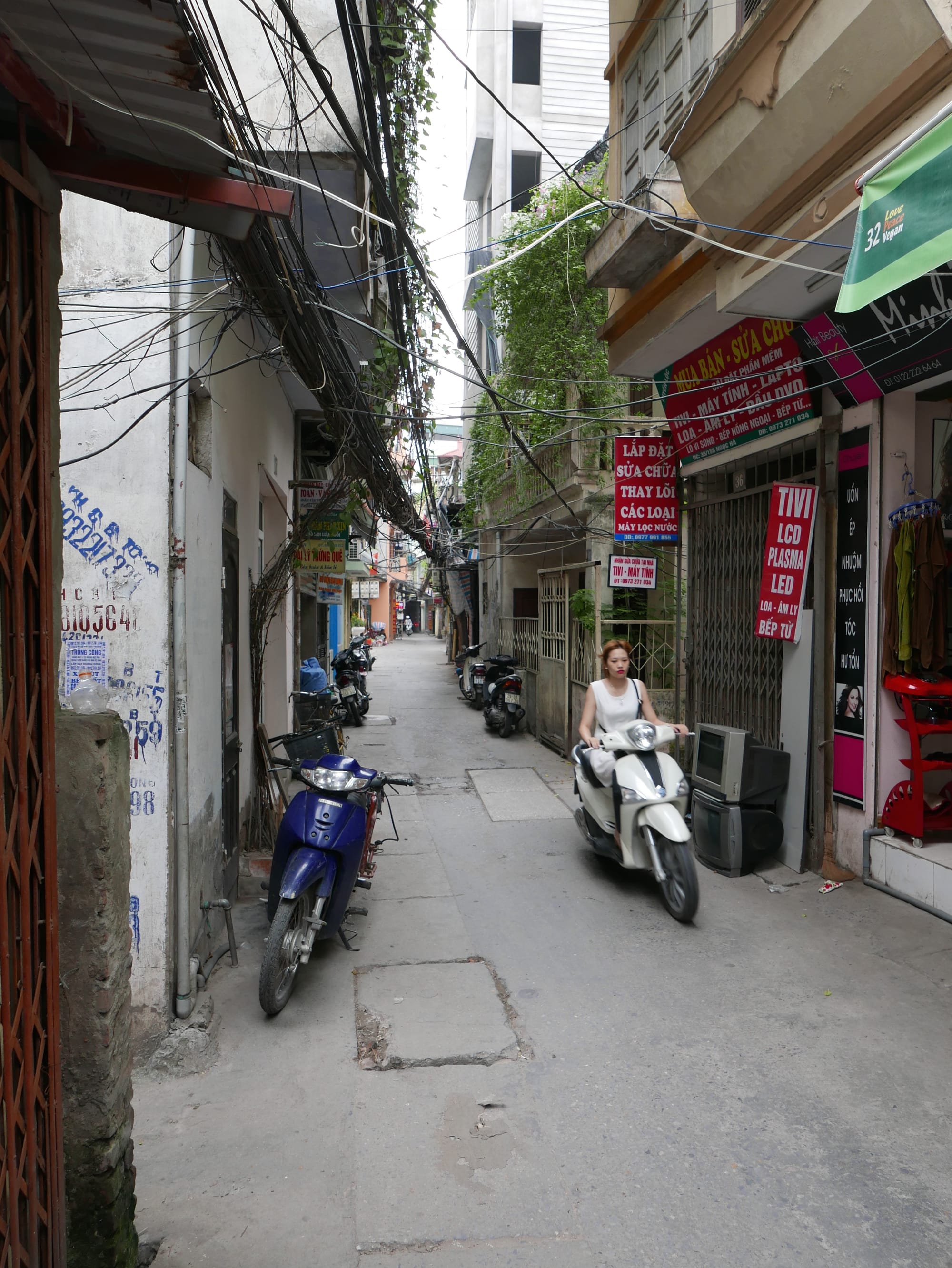 Photo by Author — the narrow lanes leading to Hồ Hữu Tiệp (B-52 Lake), ngõ 55 Hoàng Hoa Thám, Quận Ba Đình, Thành Phố Hà Nội, Hanoi, Vietnam