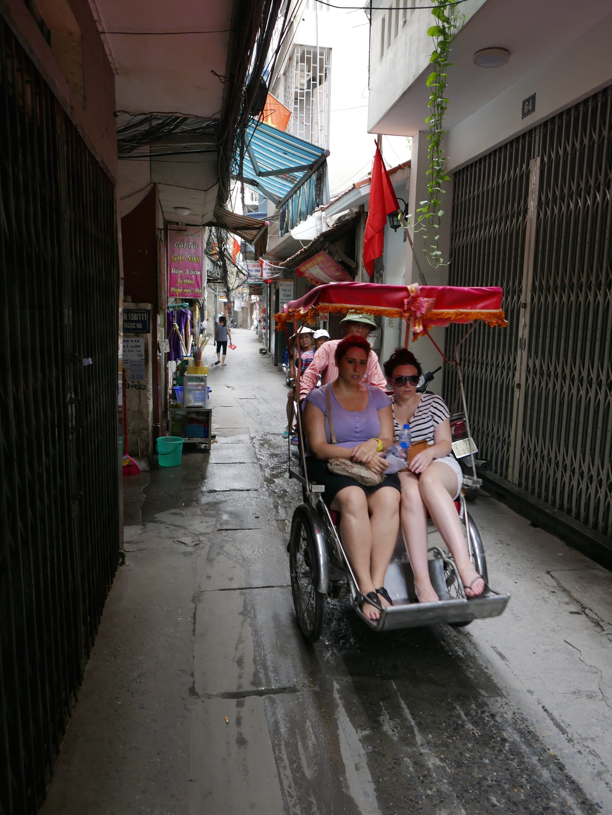 Photo by Author — fellow tourists — Hồ Hữu Tiệp (B-52 Lake), ngõ 55 Hoàng Hoa Thám, Quận Ba Đình, Thành Phố Hà Nội, Hanoi, Vietnam