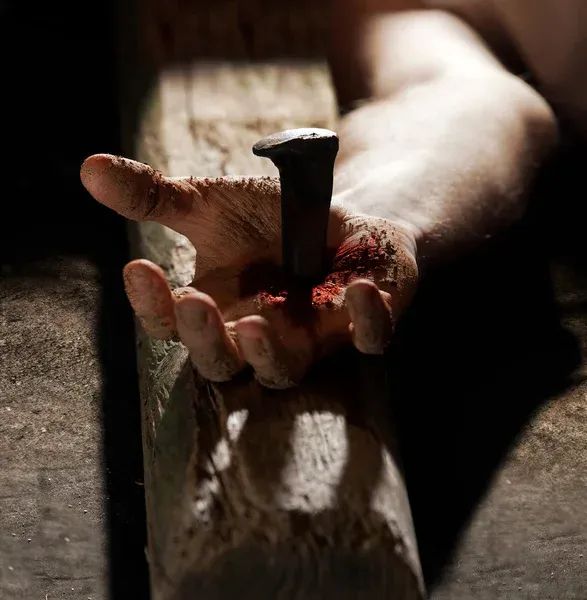 Las Manos y Pies de Cristo y la Catequista