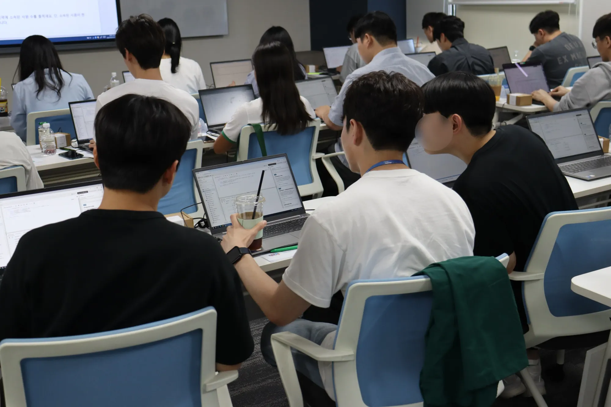 함께 노트북으로 실습 문제를 푸는 참여자들 모습