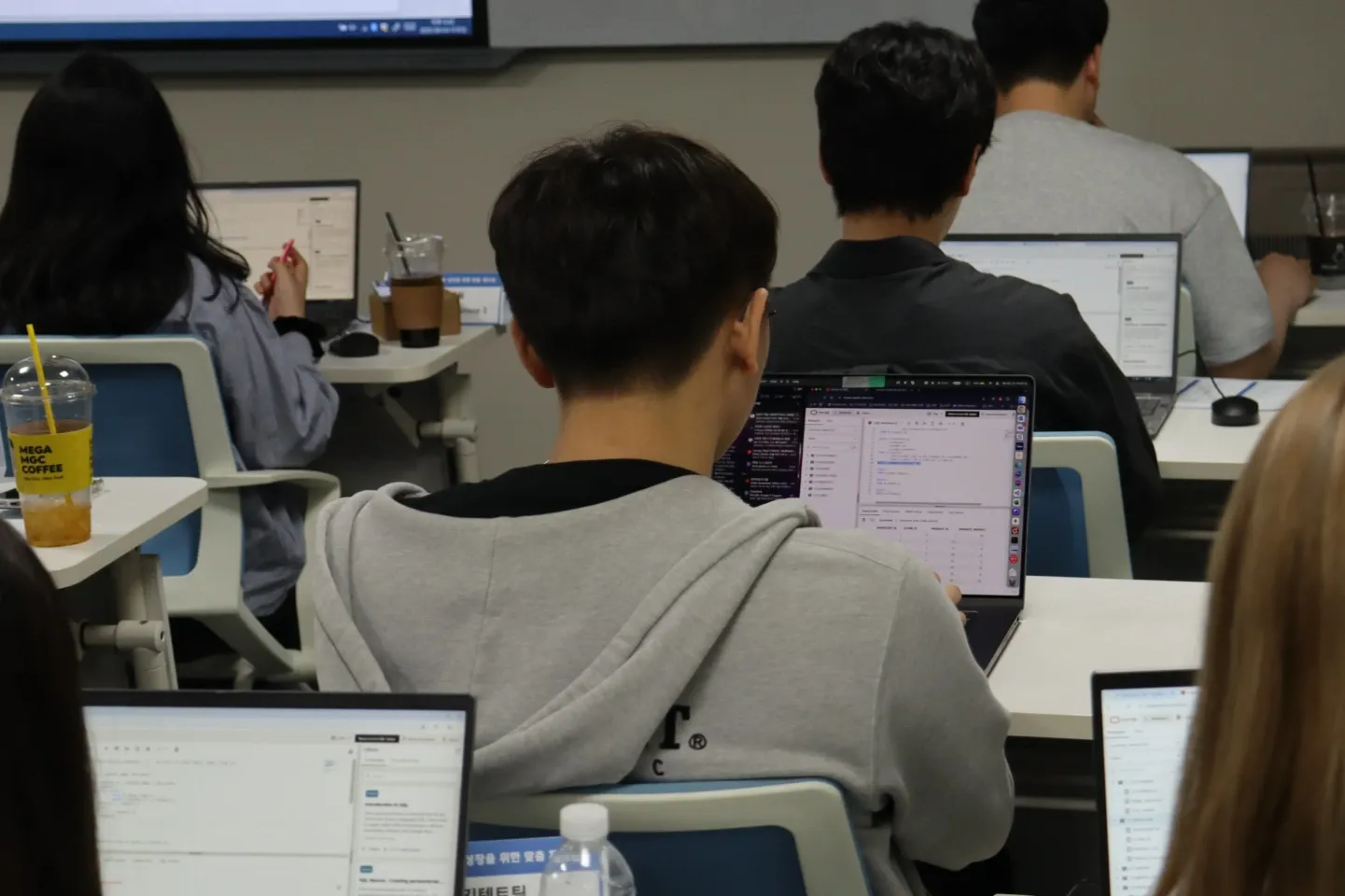 현대오토에버 Devtalk 참여자 B 님 뒷모습