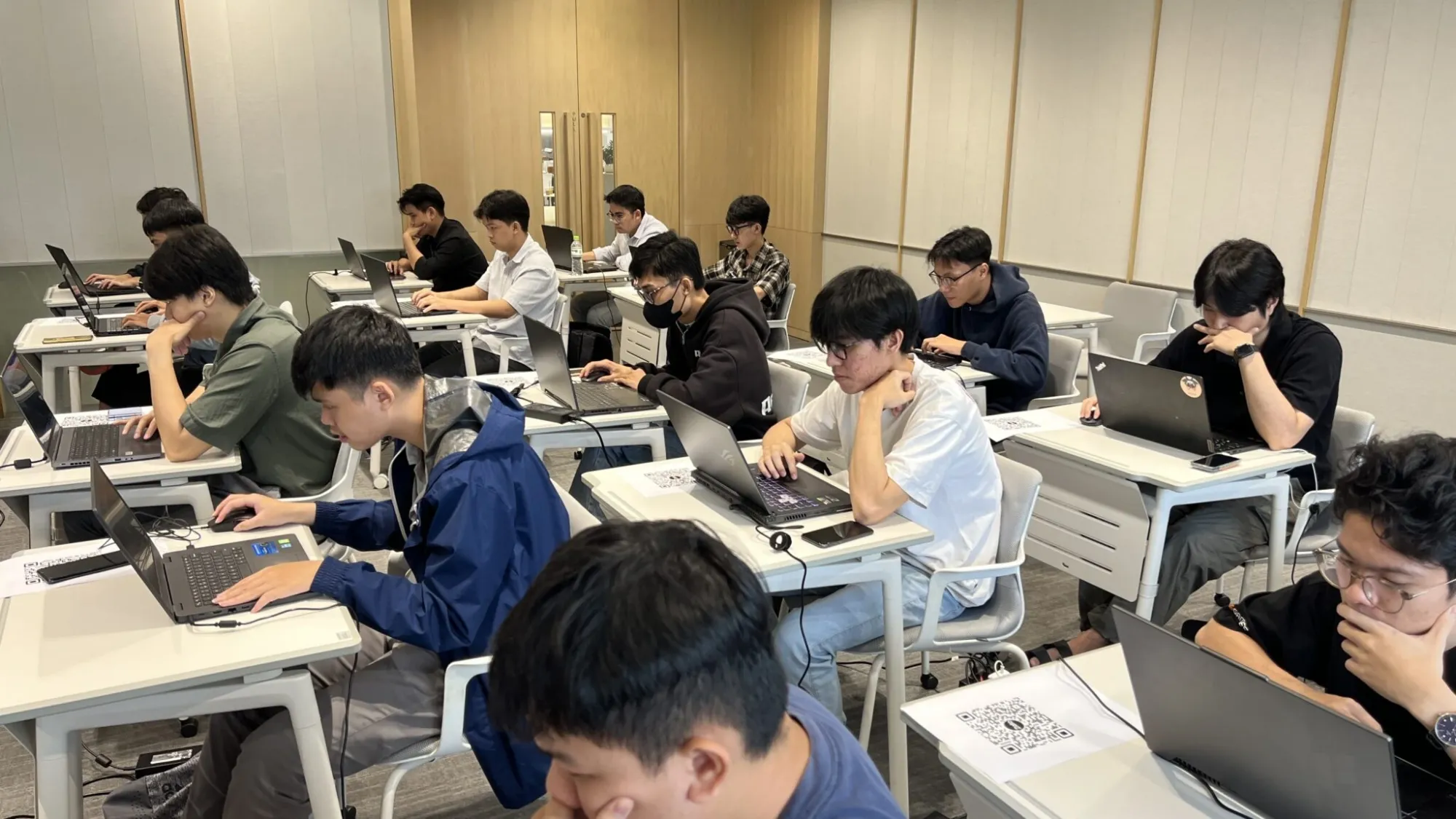 CJ 올리브웍스베트남 신입 개발자 채용평가 현장에서 노트북으로 평가를 응시하고 있는 후보자들