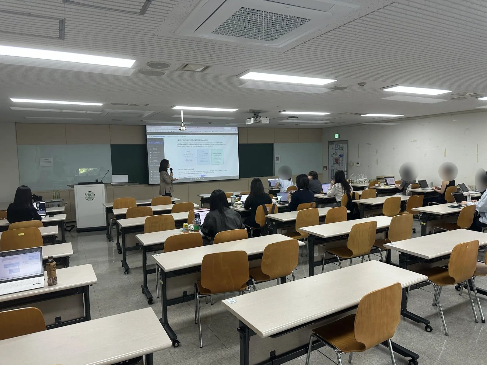 노트북으로 AI 조교 만들기 실습에 참여한 이화여대 사범대학 예비교사들
