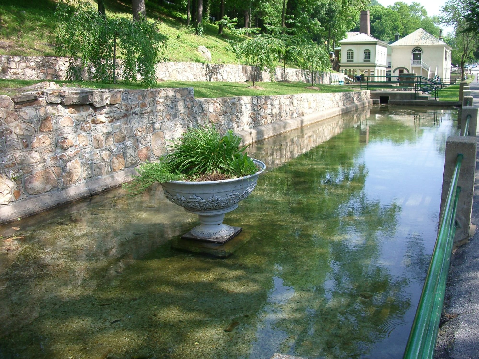A natural spring in Berkeley Springs. Photo: Glindsay / Flickr