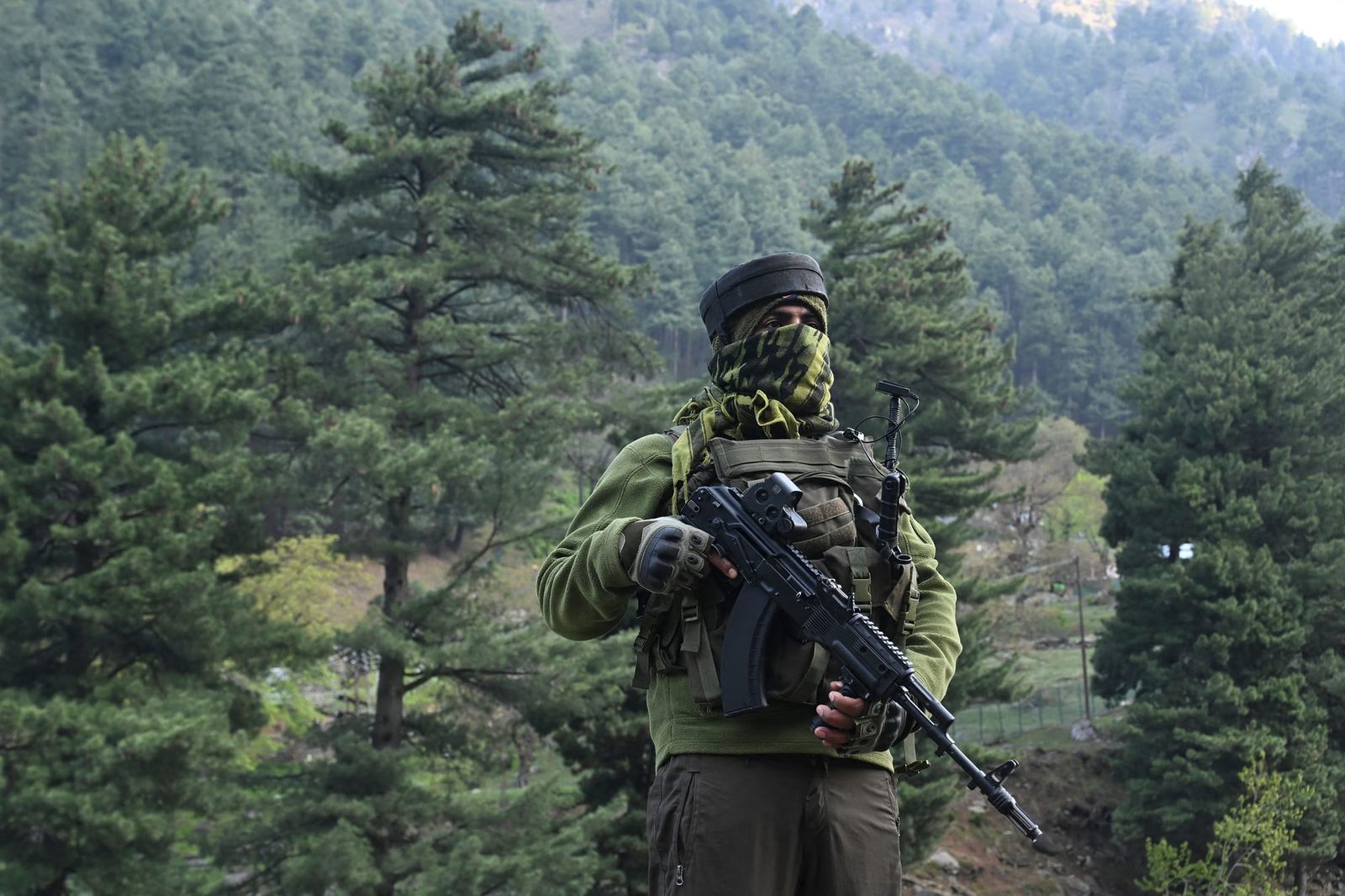 An Indian paramilitary serviceman keeps watch in Pahalgam | Photo by Tauseef Mustafa/AFP via Getty Images