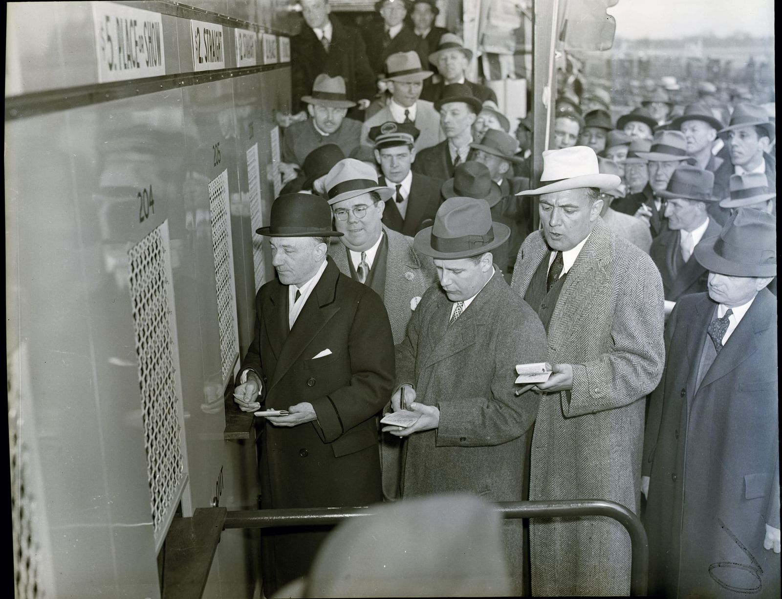 New York lawmakers lead the way to the mutuel betting windows in 1940 | Getty Images/Bettmann