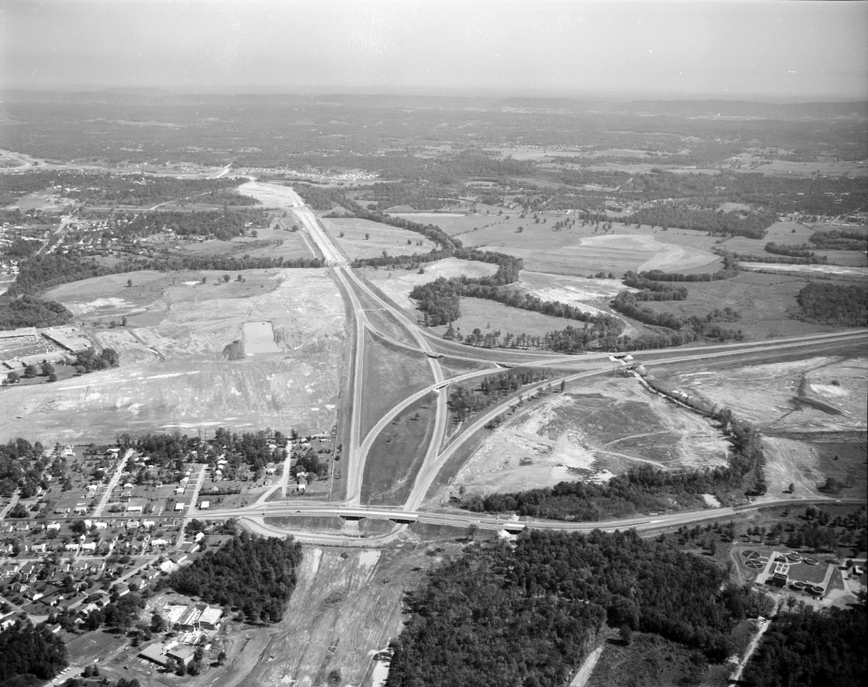 The I-75/24 Split in Chattanooga, Tennessee, shortly after initial construction was completed | Tennessee State Library and Archives, Wikipedia