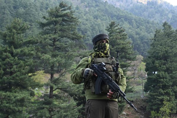 An Indian paramilitary serviceman keeps watch in Pahalgam | Photo by Tauseef Mustafa/AFP via Getty Images