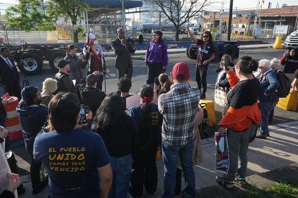 Newark Mayor Ras Baraka talks to protestors outside Delaney Hall in Elizabeth, New Jersey | Getty Images