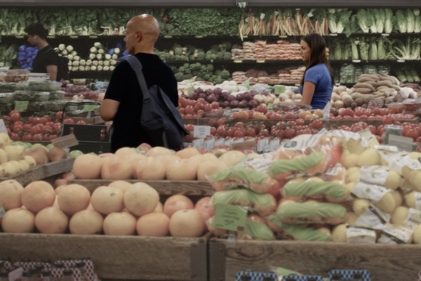 Customers at a supermarket in New York, NY | Photo by Liao Pan/China News Service/VCG , No Use China; edited by Russell Nystrom