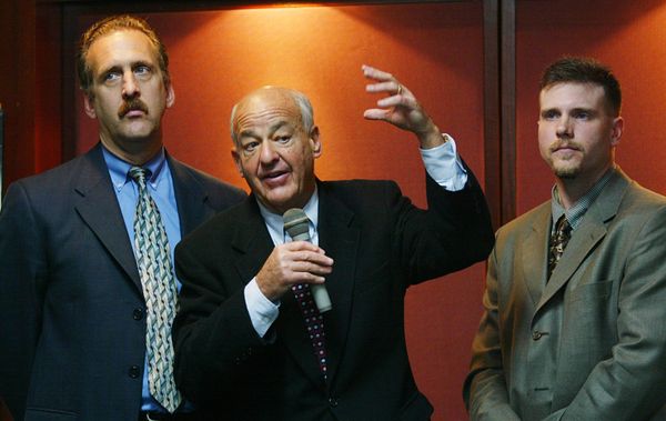  U.S. coroner Cyril Wecht (center) in Taipei in 2004 | REUTERS/Simon Kwong SK/TW
